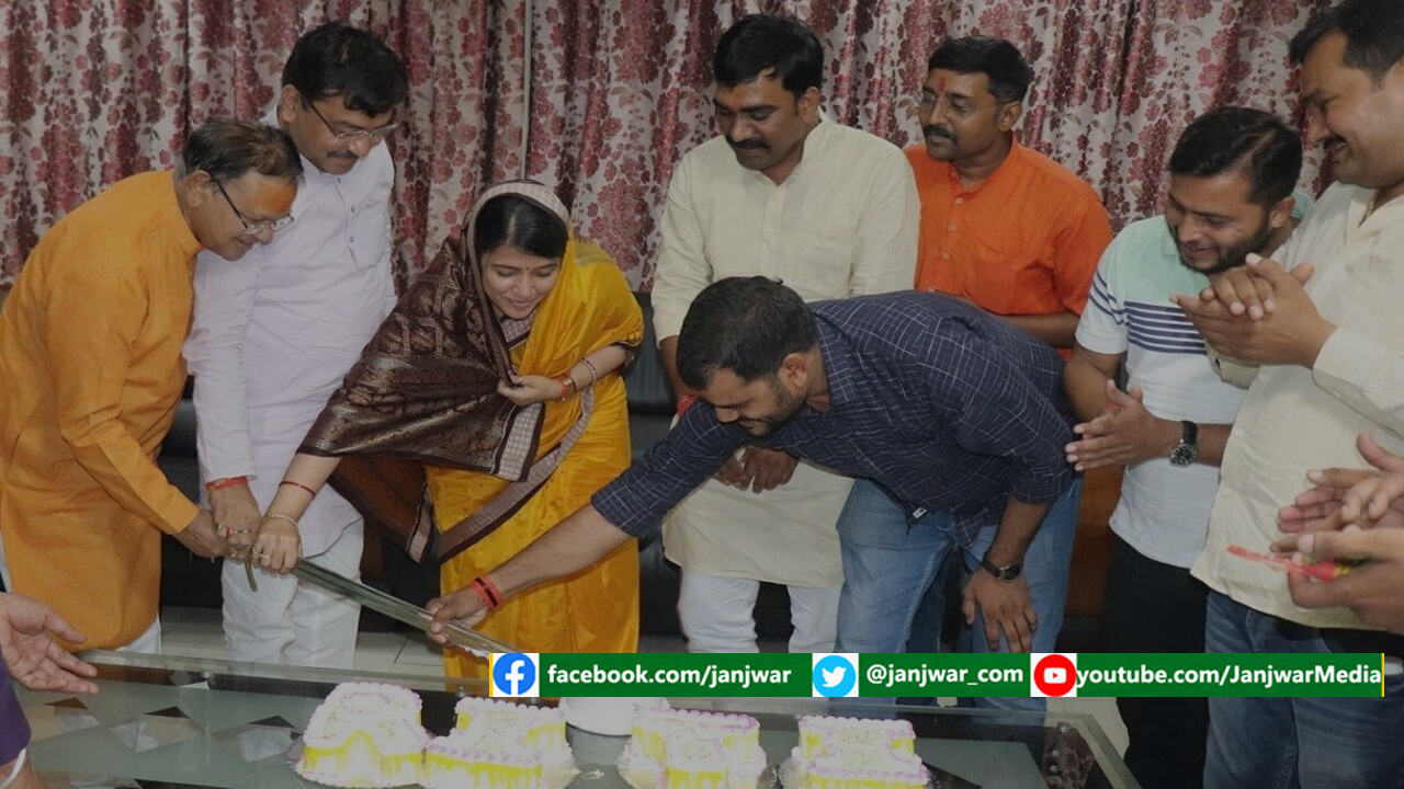 जन्मदिन पर BJP  की महिला सांसद रीति पाठक ने तलवार से काटा केक, तस्वीरें सोशल मीडिया पर वायरल