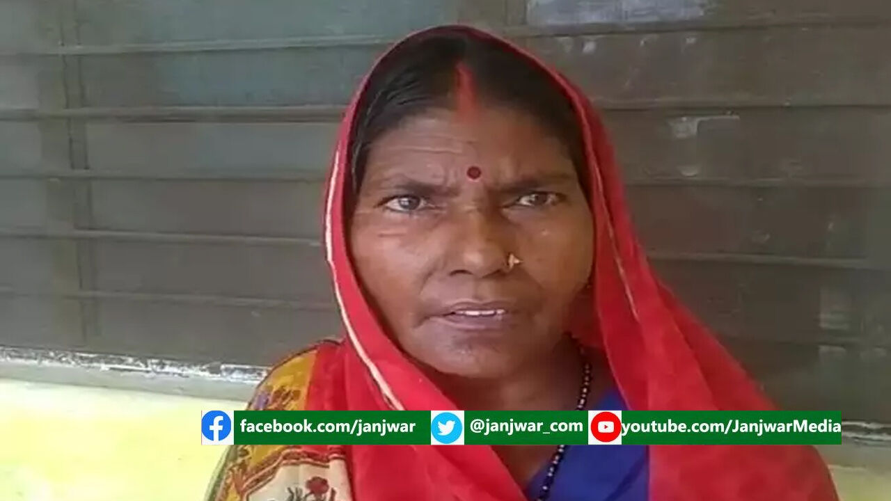 UP : स्वास्थ्यकर्मियों ने महिला को कुछ ही घंटे में लगा दीं कोरोना की दोनों डोजें, वीडियो वायरल