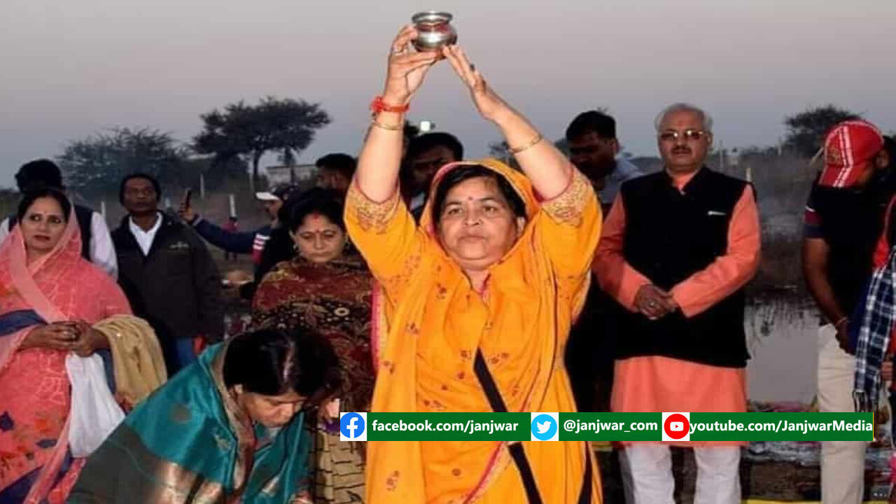 शिवराज की मंत्री बोलीं सेल्फी लेने के लिए देने होंगे 100 रुपये, कोरोना को भगाने के लिए एयरपोर्ट पर कर चुकी हैं पूजा