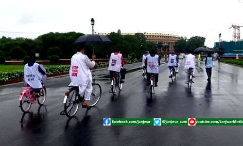 संसद का मानसून सत्र: पेट्रोल-डीजल की बढ़ती कीमतों के खिलाफ साईकिल से संसद पहुंचे TMC सांसद, विपक्ष आक्रामक मूड में