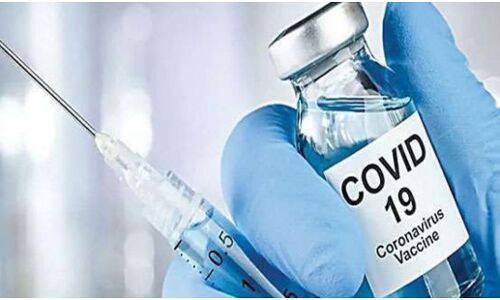 मुरैना में बुजुर्ग को लगाई वैक्सीन की 3 डोज, पहली कोवीशील्ड दूसरी डोज काेवैक्सिन आपत्ति के बाद दिया तीसरा भी डोज