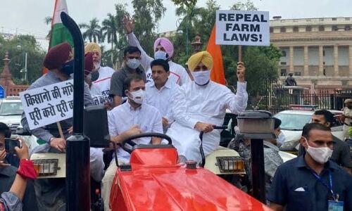 किसानों के समर्थन में ट्रैक्टर चला कर संसद  पहुंचे राहुल गांधी, सुरजेवाला व श्रीनिवास लिए गए हिरासत में