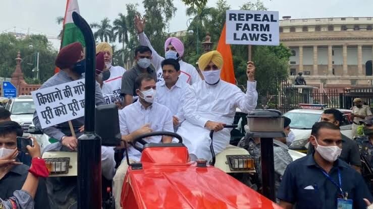किसानों के समर्थन में ट्रैक्टर चला कर संसद  पहुंचे राहुल गांधी, सुरजेवाला व श्रीनिवास लिए गए हिरासत में