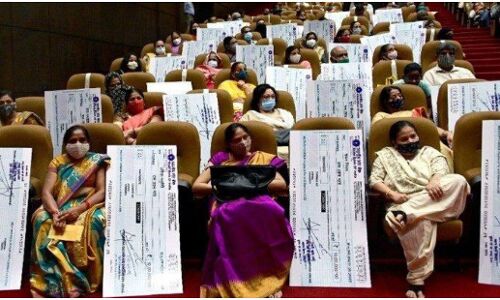 UP : कौन है जिसका लखनऊ में 40 दिवंगत पत्रकारों के परिवार को 20 से घटकर 10 लाख की चेक दिलवाने का कराया जाए राजतिलक?