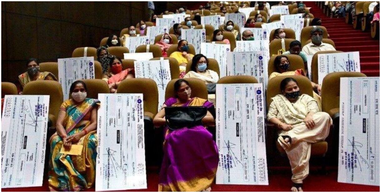 UP : कौन है जिसका लखनऊ में 40 दिवंगत पत्रकारों के परिवार को 20 से घटकर 10 लाख की चेक दिलवाने का कराया जाए राजतिलक?