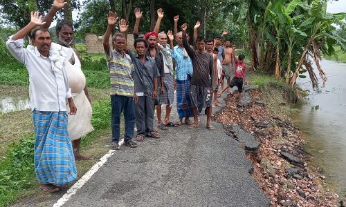बिहार: धीरे-धीरे नदी में समाती जा रही प्रधानमंत्री संपर्क पथ योजना के तहत बनी सड़क, आक्रोशित हैं ग्रामीण बिहार: धीरे-धीरे नदी में समाती जा रही प्रधानमंत्री संपर्क पथ योजना के तहत बनी सड़क, आक्रोशित हैं ग्रामीण