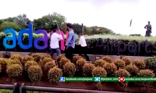 शिवसैनिकों ने तोड़ डाले मुंबई के एयरपोर्ट पर लगे अडानी एयरपोर्ट के साइनबोर्ड, वीडियो हुआ वायरल