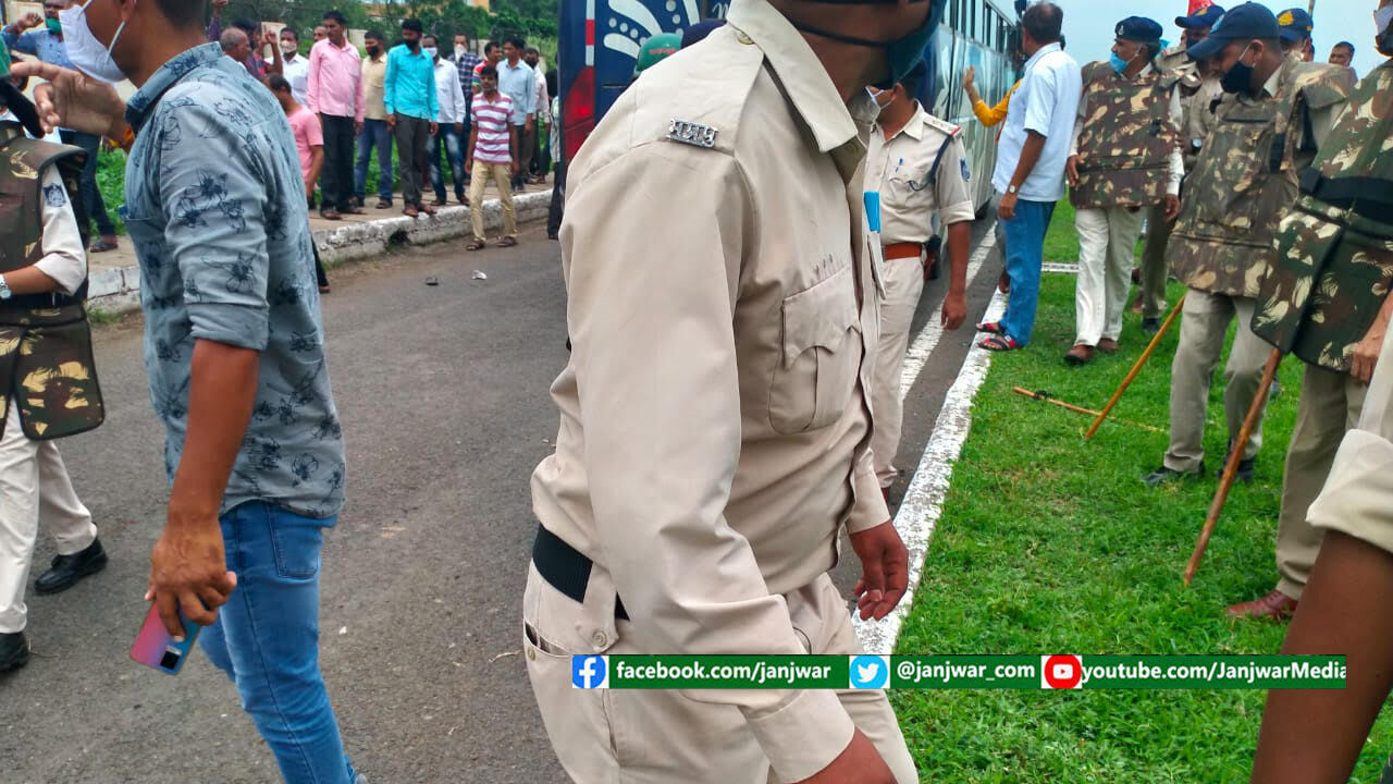 सेंचुरी सत्याग्रह : पुलिस ने मेधा पाटकर समेत 800 से ज्यादा किसान-मजदूर आंदोलनकारियों को किया गिरफ्तार