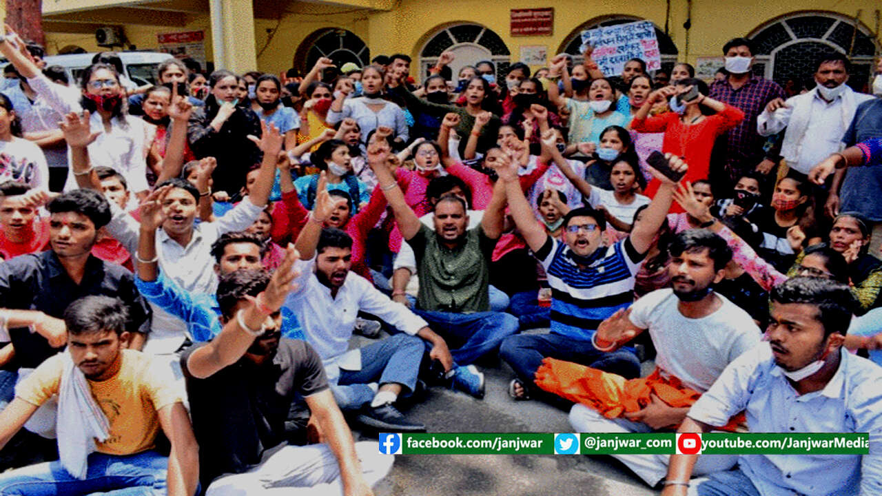 फीस जमा नहीं करने पर यूपी बोर्ड परीक्षा में फेल हुईं 120 छात्राएं, परीक्षार्थियों-अभिभावकों ने दिया धरना