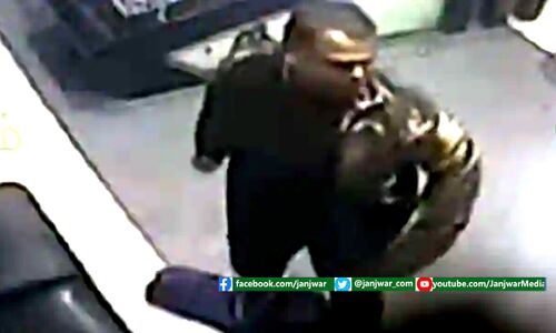 न्यूज चैनल के हेडक्वार्टर में तलवार लेकर घुसा शख्स, जमकर मचाई तोड़फोड़, CCTV में कैद हुई घटना