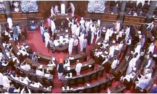 राज्यसभा में सांसदों-मार्शलों के बीच धक्कामुक्की की सामने आई फुटेज, राहुल गांधी ने कहा बाहर से वर्दी पहनाकर बुलाए गये थे लोग