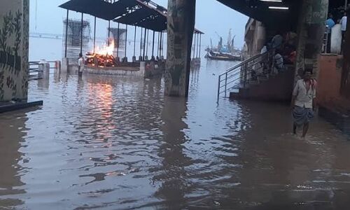 पटना में डरा रही गंगा: अंतिम संस्कार पर भी आफत, घाटों पर निर्धारित स्थल डूबे तो गुलबी घाट पर पानी घुसने से विद्युत शवदाह गृह बंद पटना में डरा रही गंगा: अंतिम संस्कार पर भी आफत, घाटों पर निर्धारित स्थल डूबे तो गुलबी घाट पर पानी घुसने से विद्युत शवदाह गृह बंद