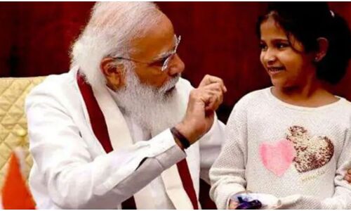फिल्मी स्क्रिप्ट से कम नहीं रही 10 साल की बच्ची से मोदी की मुलाकात, लेकिन PM ने ये नहीं बताया BJP सांसद की पुत्री है