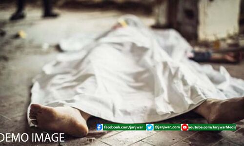 यूपी : मारपीट के बाद गुस्से में मायके गईं पत्नी तो पति ने गड़ासे से काटी खुद की गर्दन यूपी : मारपीट के बाद गुस्से में मायके गईं पत्नी तो पति ने गड़ासे से काटी खुद की गर्दन