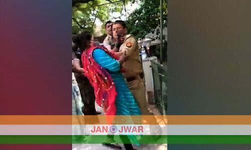UP : शिकायत लेकर थाने पहुंची महिला को दारोगा ने मारा मुक्का, महिला के बेटे ने वीडियो बनाकर किया वायरल