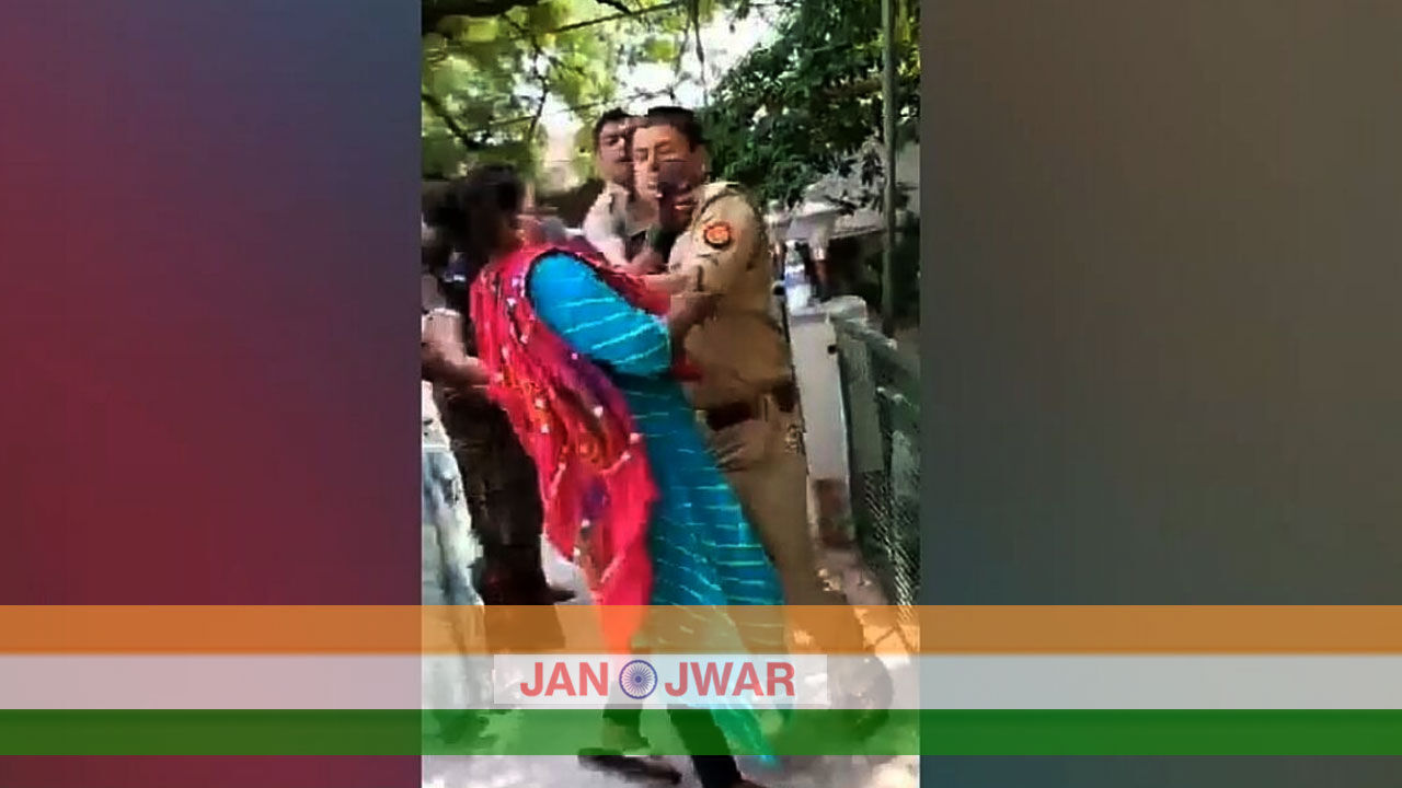 UP : शिकायत लेकर थाने पहुंची महिला को दारोगा ने मारा मुक्का, महिला के बेटे ने वीडियो बनाकर किया वायरल