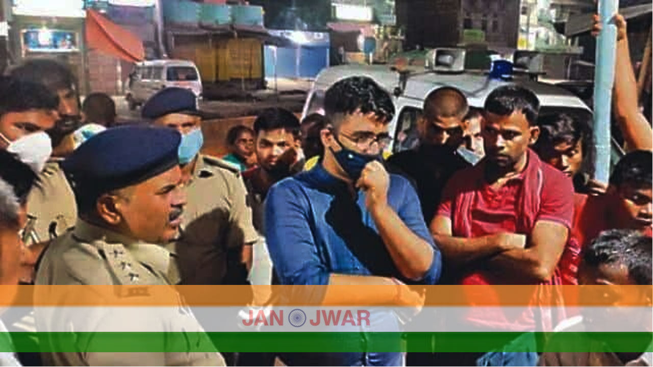 गंगा के मंझधार में नाव की पतवार हाईटेंशन तार से टकराई, 2 दर्जन जख्मी तो कई अब भी लापता गंगा के मंझधार में नाव की पतवार हाईटेंशन तार से टकराई, 2 दर्जन जख्मी तो कई अब भी लापता