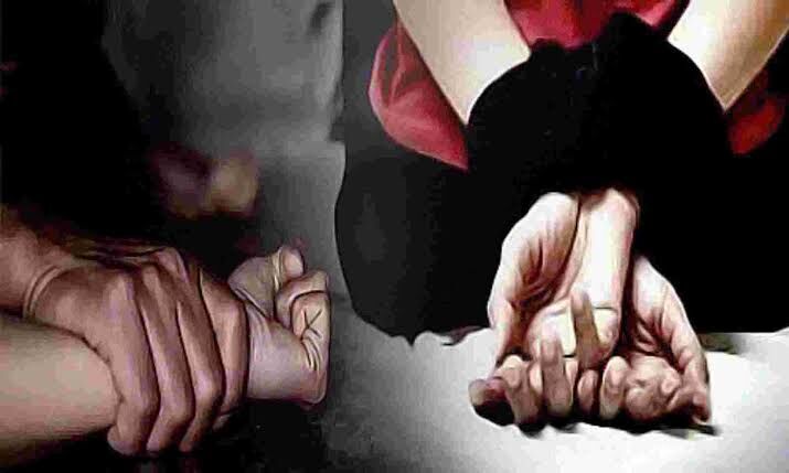 महिला के साथ रेप के बाद दरिंदों ने चाकुओं से गोद की नृशंस हत्या, आंख भी फोड़ दी