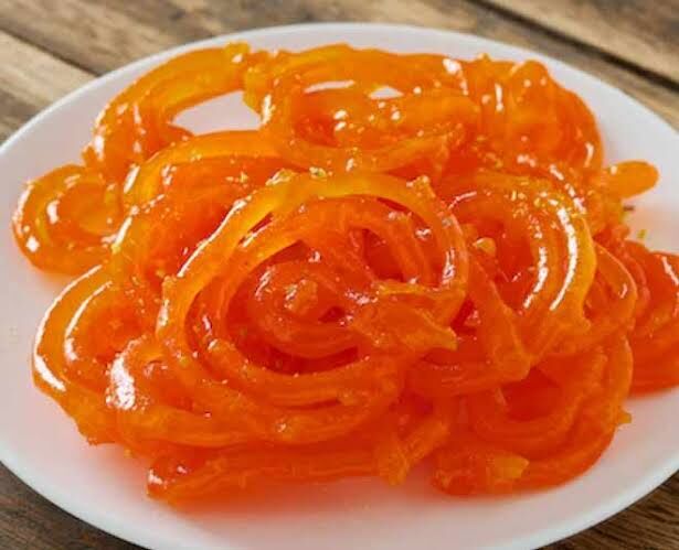 झंडोत्तोलन के बाद जलेबी बंटवारे में हो गया विवाद, पहले हुई पंचायत फिर होने लगी ठांय-ठांय