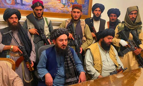 तालिबान की पहली सुबह : काबुल में सड़कों पर सन्नाटा, देश छोड़ने के लिए अंतर्राष्ट्रीय हवाई अड्डे पर जद्दोजहद