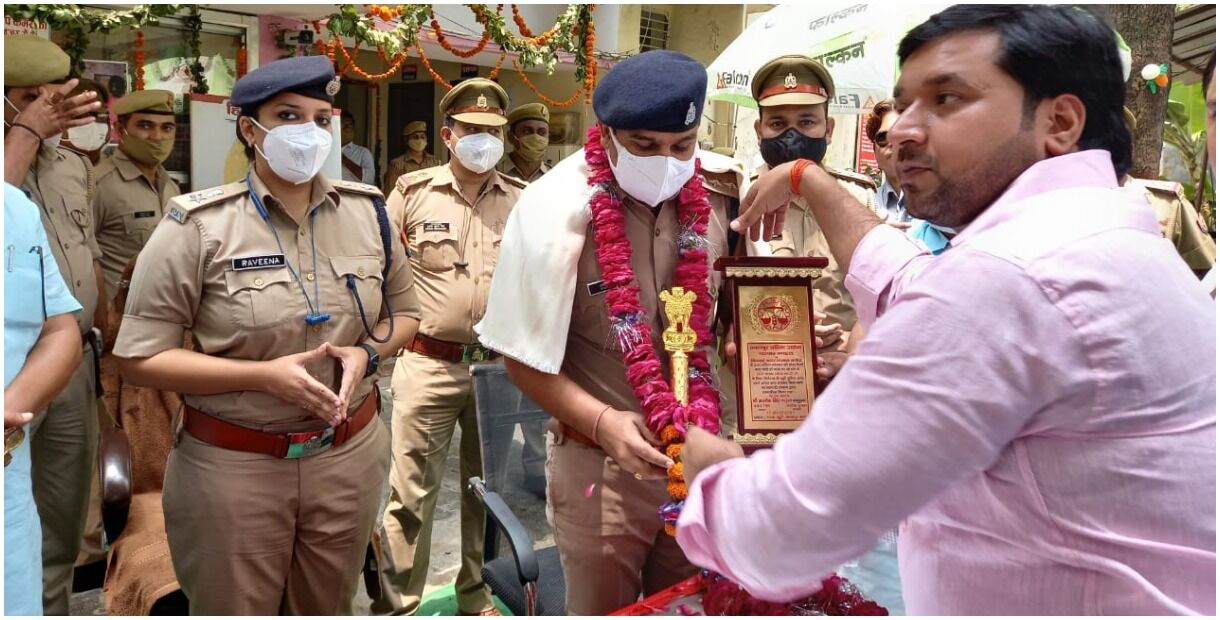 Kanpur : गुंडों-बदमाशों ने किया DCP-ACP का सम्मान, फजीहत हुई  इतनी की मुँह छिपाकर देनी पड़ रही सफाई