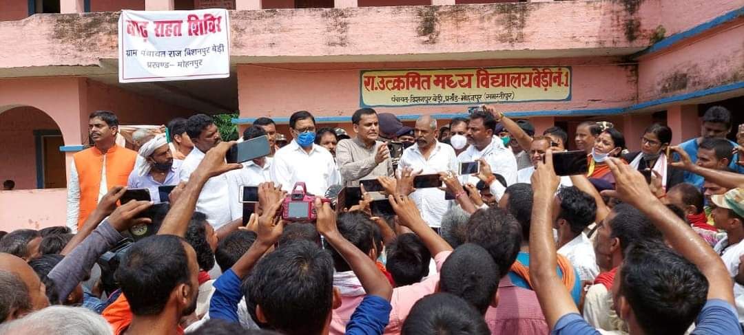 बाढ़ पीड़ितों ने केंद्रीय मंत्री नित्यानन्द राय से मांगी रोटी तो बोले- यह संभव नहीं!