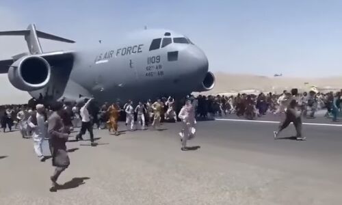 अफगानिस्तान छोड़ने की जल्दी में उड़ते विमान से गिरकर जान गंवाने वाले दोनों युवकों की हुई पहचान