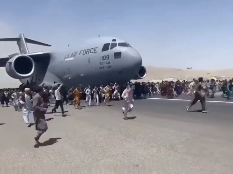 अफगानिस्तान छोड़ने की जल्दी में उड़ते विमान से गिरकर जान गंवाने वाले दोनों युवकों की हुई पहचान