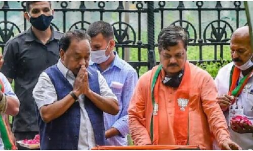 नफरत : केंद्रीय मंत्री नारायण राणे ने बाला साहब के स्मारक पर चढ़ाए फूल तो शिवसैनिकों ने गोमूत्र से किया शुद्धीकरण