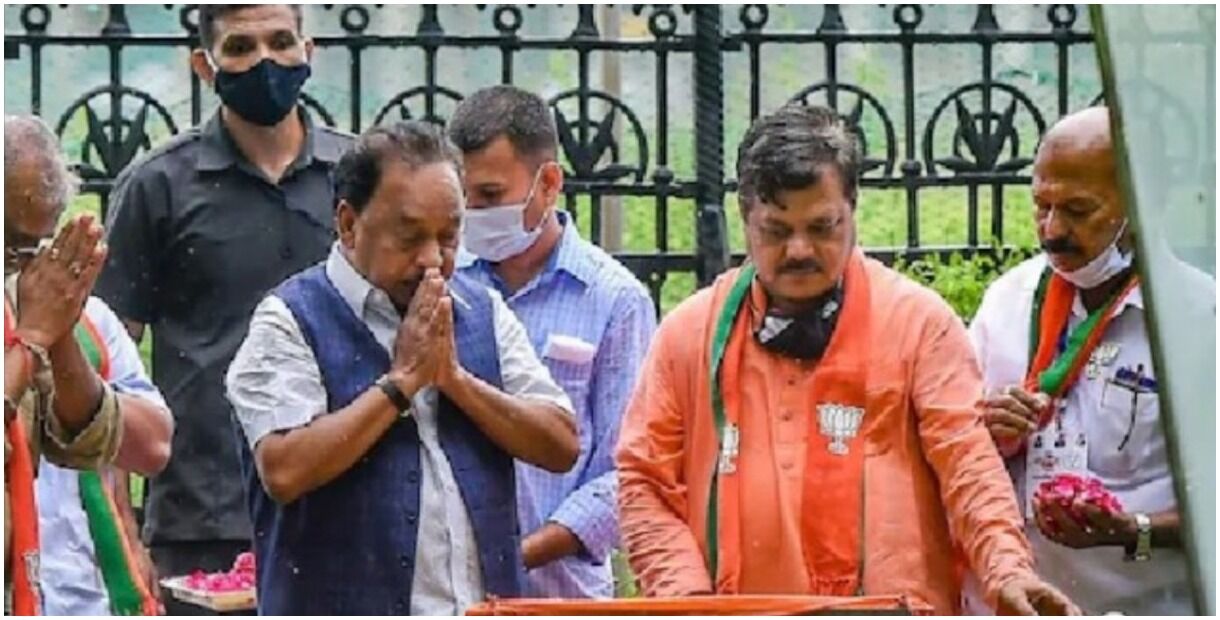 नफरत : केंद्रीय मंत्री नारायण राणे ने बाला साहब के स्मारक पर चढ़ाए फूल तो शिवसैनिकों ने गोमूत्र से किया शुद्धीकरण