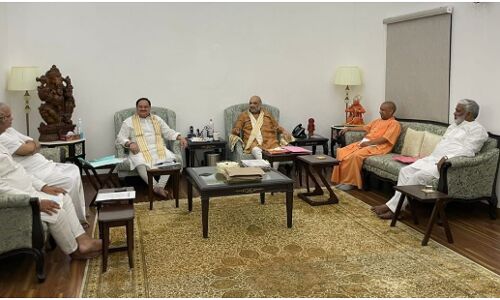 UP चुनाव 2022 : उत्तर प्रदेश में चल निकली जूतों चप्पलों की राजनीति, ट्वीटर पर जारी है चापलूसी भरी शह और मात