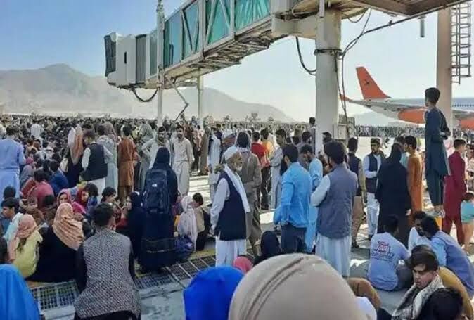 काबुल एयरपोर्ट पर मची अफरातफरी, तालिबानी 150 लोगों को साथ ले गए जिनमें ज्यादातर भारतीय