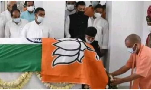 PM के सामने राष्ट्रीय ध्वज का अपमान, कल्याण के पार्थिव शरीर पर तिरंगे के ऊपर पार्टी का झंडा रखने से हो रही किरकिरी