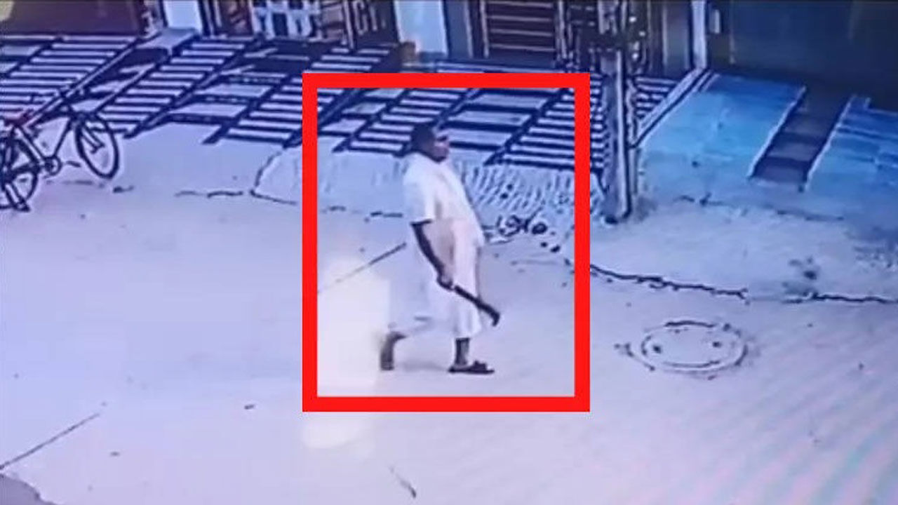 गुरुग्राम : 5 लोगों की हत्या के बाद बेखौफ हाथ में गंडासे को ले जाते दिखा आरोपी, नया CCTV फुटेज आया सामने