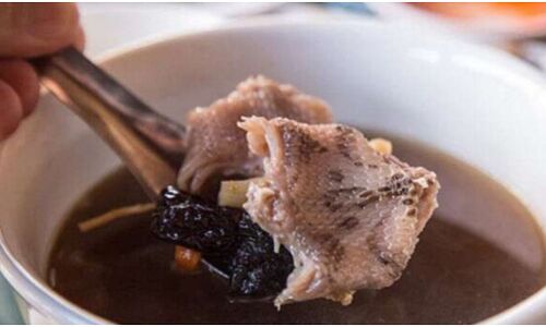 सांप को काटकर शेफ बना रहा था सूप, लेकिन कटे फन ने 20 मिनट बाद इस तरह ले ली जान