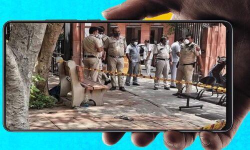 Live Suicide Case : सुप्रीम कोर्ट के सामने खुद को आग लगाने वाले युवक ने तोड़ा दम तो जिंदगी-मौत से लड़ रही युवती