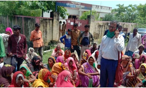 UP : प्रयागराज में दलितों पर पुलिसिया बर्बरता, चोरी की शिकायत करने पर ग्राम प्रधान को भेजा जेल, लाठीचार्ज सहित 60 पर FIR