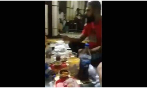 दिल्ली पुलिस के लॉक-अप में फोन पर बात करते दिखे गैंग्स्टर, वायरल वीडियो में दारू, चखना, और सिगरेट का भी लिया जा रहा मजा