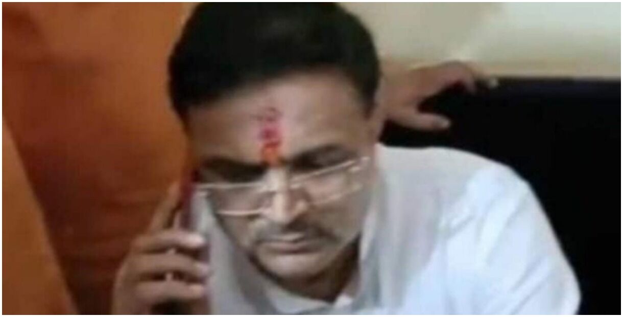 बत्ती गुल होने पर BJP नेता ने मंत्री के सामने फोन कर अधिकारी को चमकाया, कहा सस्पेंड होना है क्या!