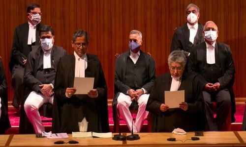सुप्रीम कोर्ट में पहली बार 3 महिला जजों समेत 9 को एकसाथ दिलाई गई शपथ, महज 36 दिन की चीफ जस्टिस रहेंगी नागरत्ना सुप्रीम कोर्ट में पहली बार 3 महिला जजों समेत 9 को एकसाथ दिलाई गई शपथ, महज 36 दिन की चीफ जस्टिस रहेंगी नागरत्ना