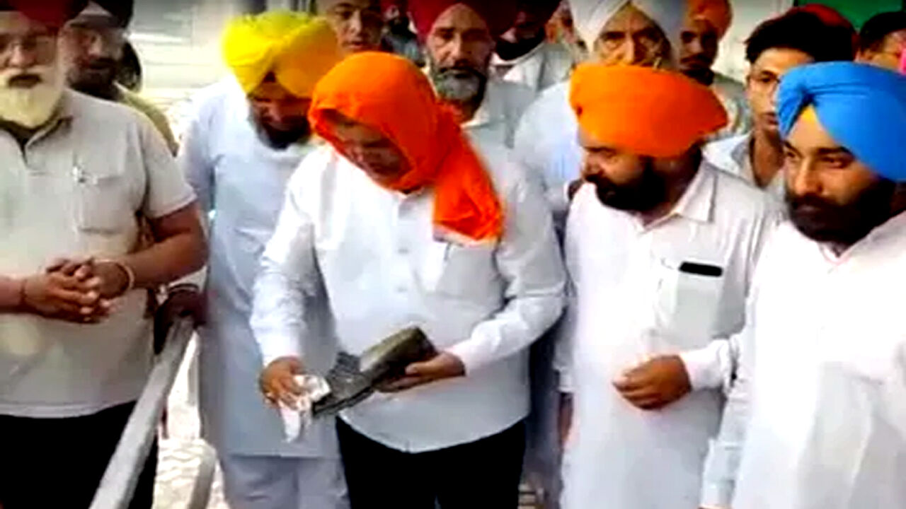 हरीश रावत ने गुरुद्वारे में साफ किए जूते - लगाया झाड़ू, पंज प्यारे वाले बयान का किया प्रायश्चित