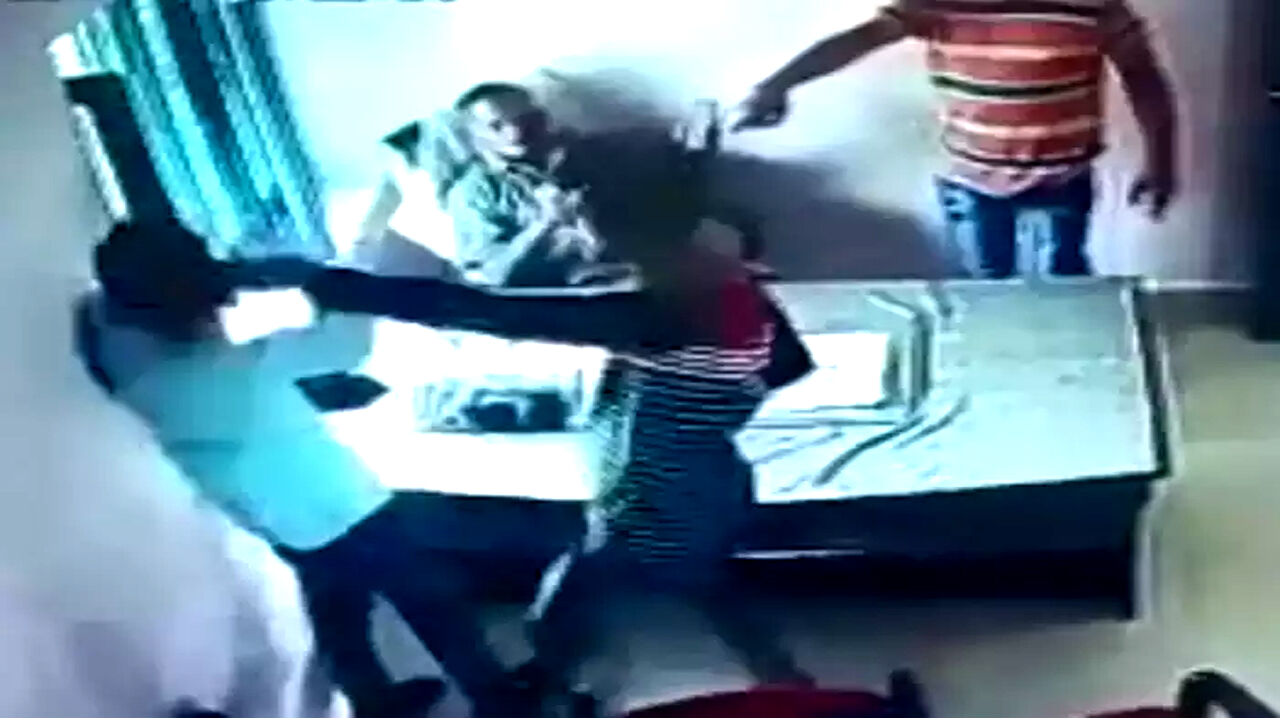 मध्यप्रदेश : बदमाशों ने नगर पंचायत दफ्तर में ट्रक ड्राइवर, इंजीनियर और सीएमओ को पीटा, कैमरे में कैद ही घटना