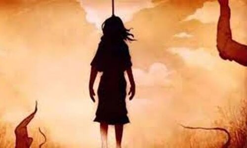 ऑनलाइन पढ़ाई के लिए मां- बाप के पास मोबाइल और किताबें दिलाने को नहीं थे पैसे, 12 साल की बच्ची झूली फांसी पर