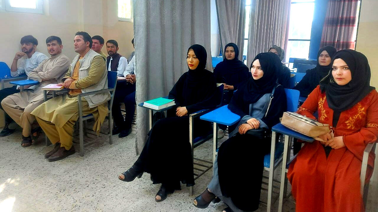 अफगानिस्तान में शिक्षा का तालिबानीकरण : क्लास में इधर लड़के, उधर लड़कियां और बीच में पर्दा