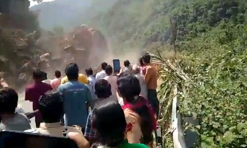 अचानक टूटकर गिरने लगा पहाड़, मौत को छूकर निकले यह युवक