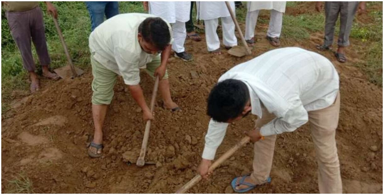 यूपी : मांग पूरी नहीं हुई तो जिंदा समाधि लेंगे मंडोला गांव के आधा दर्जन किसान, चेतावनी देकर तैयार किए गड्ढ़े