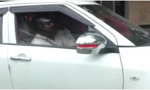 यूपी : कार में हेलमेट ना लगाने पर ट्रैफिक पुलिस ने काटा चालान तो अब युवक हेलमेट पहनकर चलाता है कार