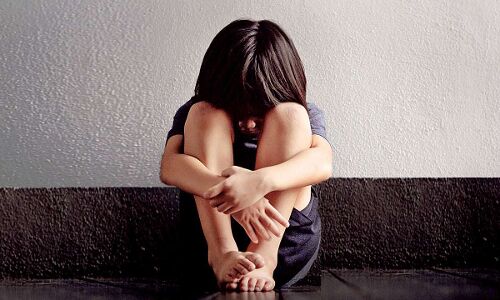 स्कूल में सौतेले पिता को पापा मानने से किया इनकार तो मासूम के प्राइवेट पार्ट को जलती बीड़ी से दागा