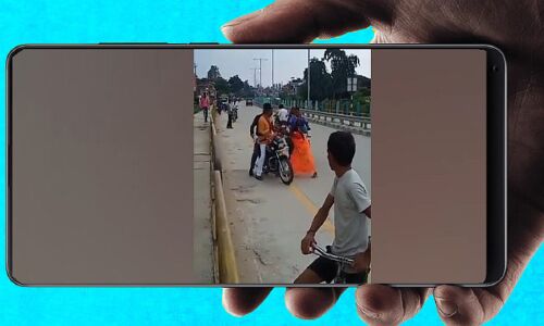 यूपी : महिला ने बीच सड़क BJP नेता का गिरेबां पकड़कर की धुनाई, बेटे को सरकारी नौकरी दिलाने का झांसा देकर ठगे थे रूपये