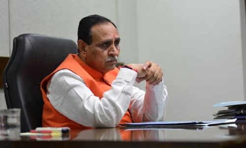 रूपाणी का इस्तीफा: ताश के पत्ते को फेंटने की तरह सीएम को बदल रही है भाजपा